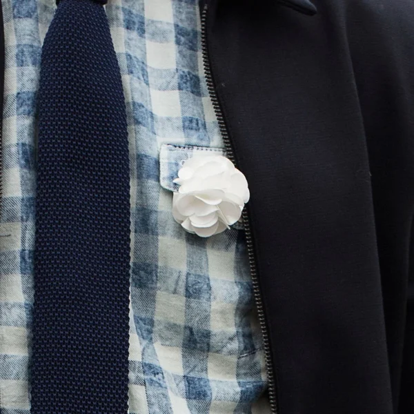 Warren Asher Boutonnière à Fleur Blanche Luxueuse 4