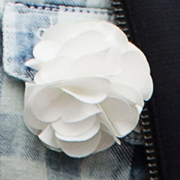 Warren Asher Boutonnière à Fleur Blanche Luxueuse 7