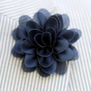 Warren Asher Boutonnière à Fleur Bleu Marine « La Subtile » 12