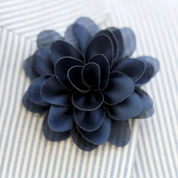 Warren Asher Boutonnière à Fleur Bleu Marine « La Subtile » 4