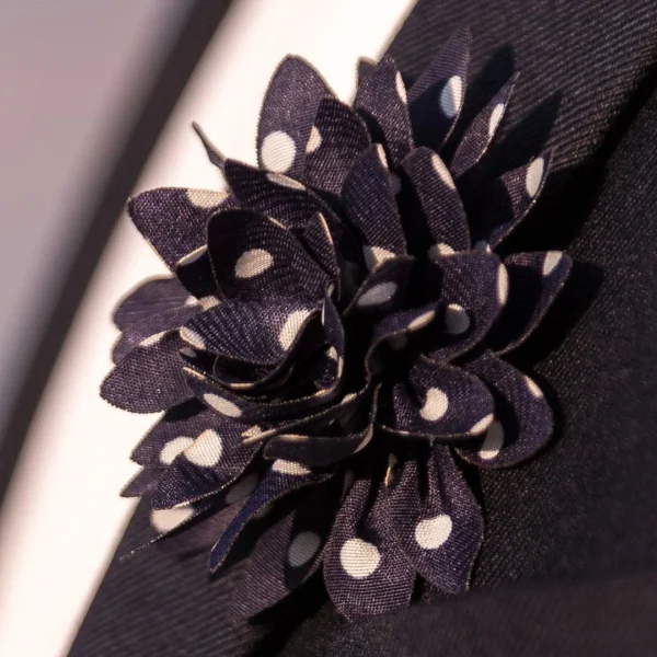 Warren Asher Boutonnière à Fleur Bleu Marine à Pois 7