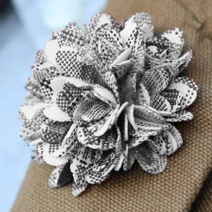 Warren Asher Boutonnière Dahlia Blanche / Noire 18