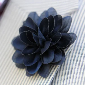 Warren Asher Boutonnière à Fleur Bleu Marine « La Subtile » 14