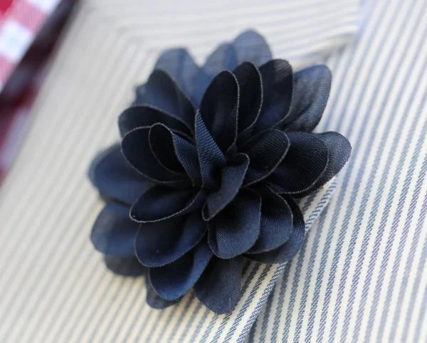 Warren Asher Boutonnière à Fleur Bleu Marine « La Subtile » 5