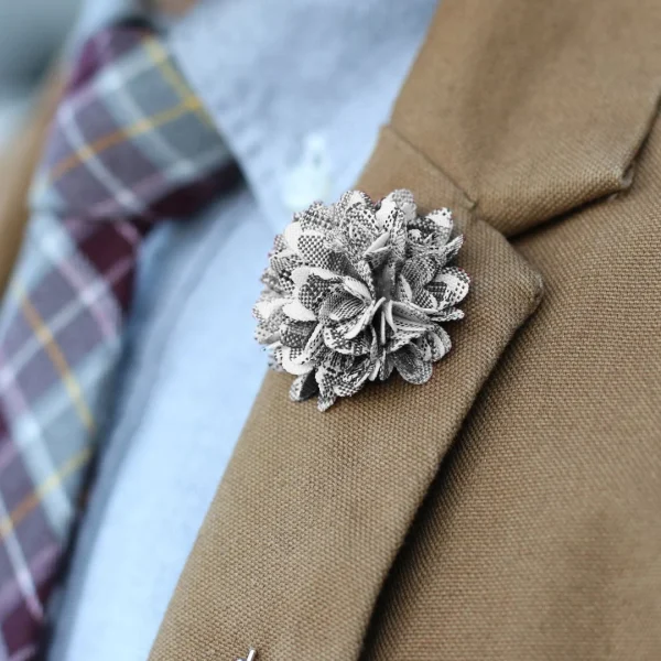 Warren Asher Boutonnière Dahlia Blanche / Noire 4